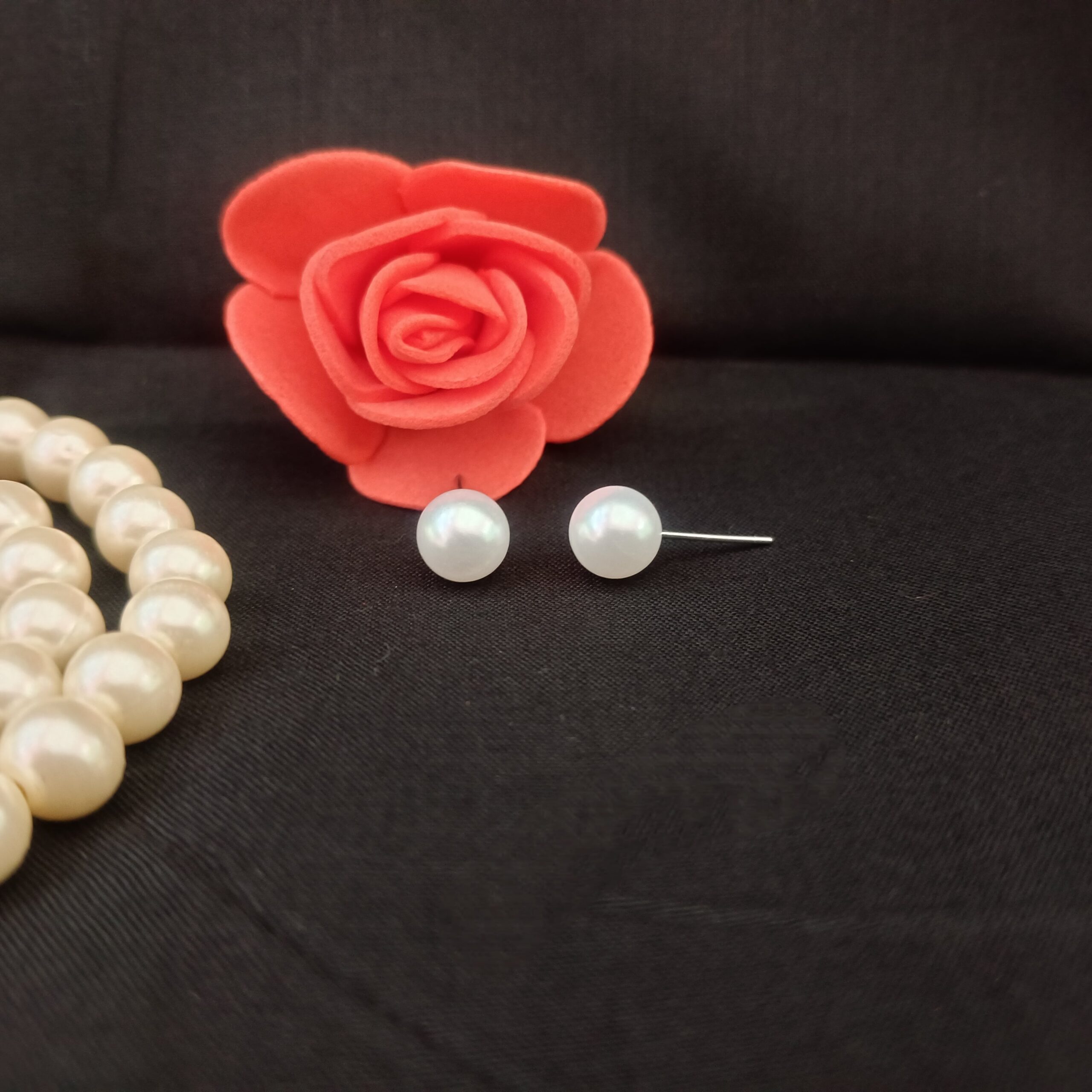 Pearl Earring (White)