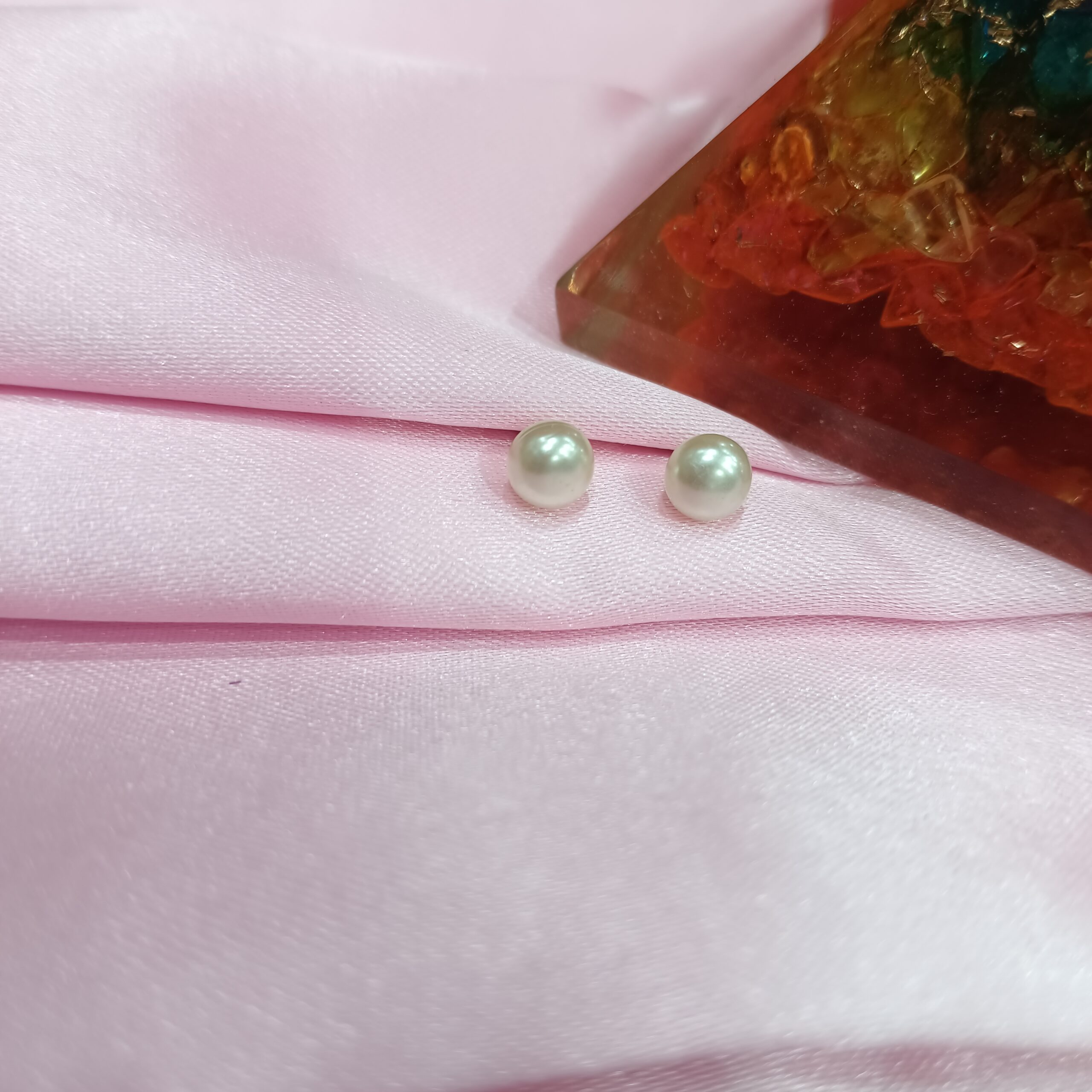 Pearl Studs (Off White)